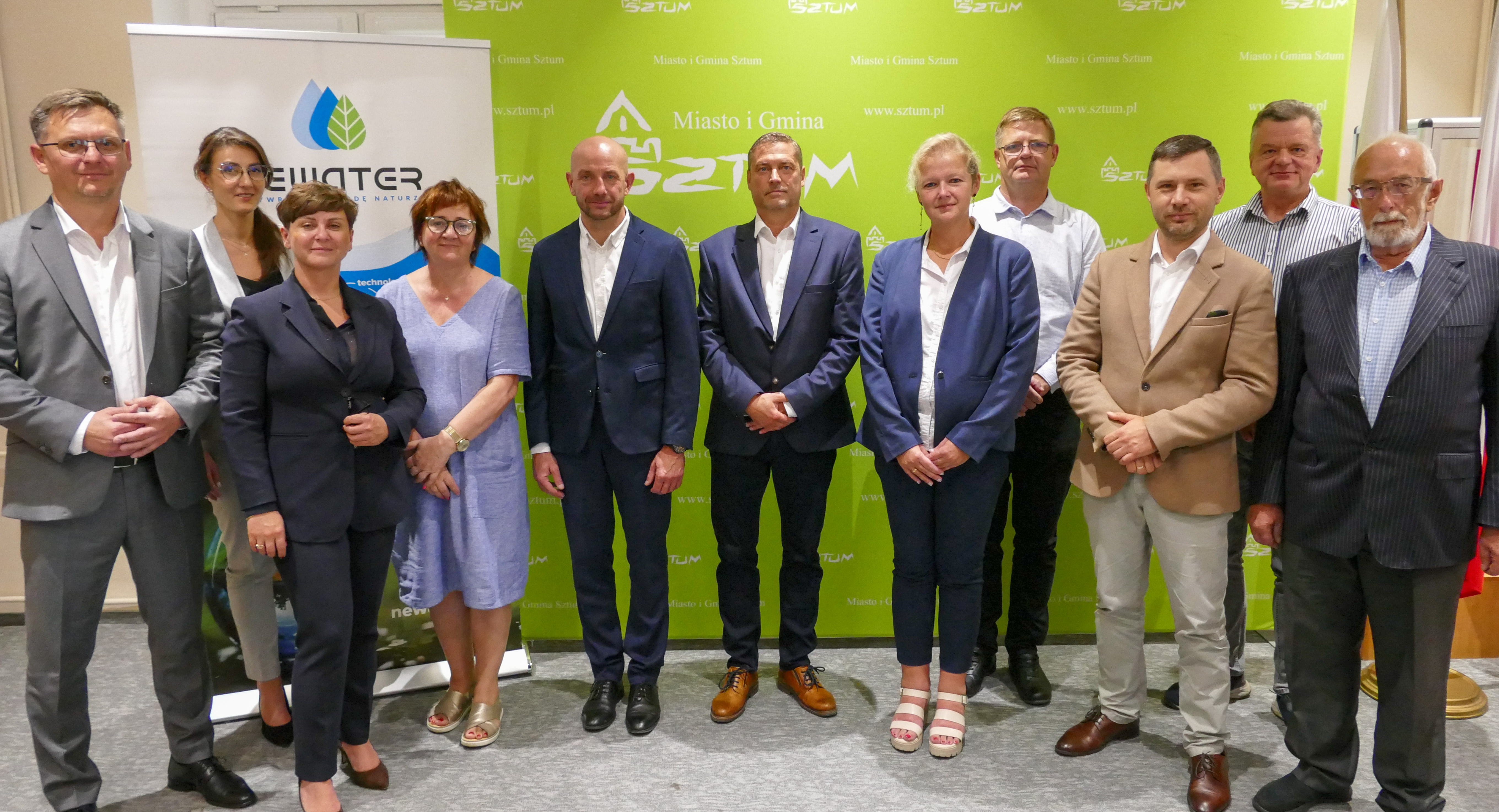 Zdjęcie przedstawia przedstawicieli samorządu Miasta i&nbsp;Gminy Sztum, PWiK Sztum oraz&nbsp;firm Newater i&nbsp;Mas- Bud, kt&oacute;rzy chwilę wcześniej podpisali umowę na&nbsp;budowę i&nbsp;rozbudowę nowej oczyszczalni ściek&oacute;w w&nbsp;Sztumie