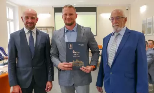 Na zdjęciu radny Piotr Spiżewski w towarzystwie Burmistrza MiG Sztum Bartosza Mazerskiego i Przewodniczącego Rady Miejskiej Waldemara Fierka