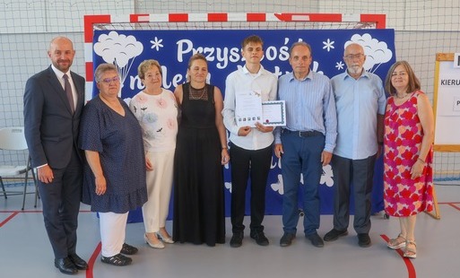 Wręczenie pierwszego Stypendium Rodziny Donimirskich podczas zakończenia roku szkolnego 2025/2026 w Zespole Szkół im. Rodziny Donimirskich w Czerninie. Laureat nagrody wraz z Burmistrzem Miasta i Gminy Sztum, przedstawicielami Rady Miejskiej, fundatorami 
